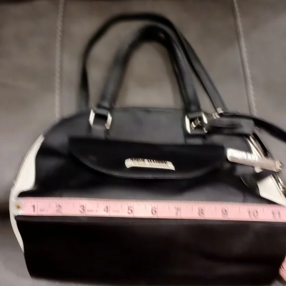 ๐ฃ๐๐ 2 Purses/$15 ๐๐๐ฃ Steve Madden Black and White Purse - Picture 6 of 12